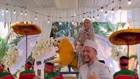 <p>Saat acara, Langit terlihat diarak menggunakan singa-singaan, Bunda. Tak hanya Langit, nyatanya Omesh, Dian, serta anak-anaknya yang lain juga berkesempatan untuk menaiki singa tersebut, lho. (Foto: Instagram: @omeshomesh)</p>