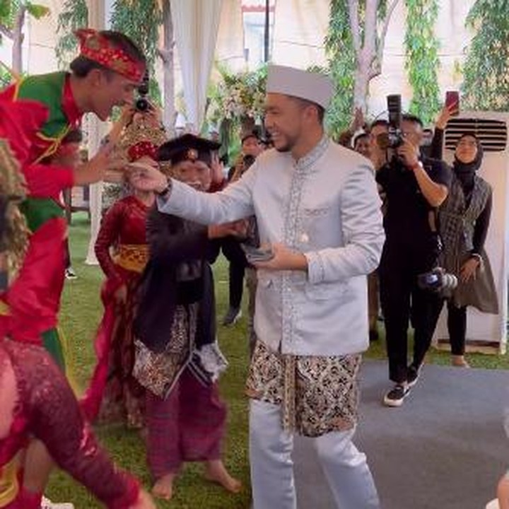 <p>Ternyata ini merupakan cita-cita Omesh, Bunda. Ia mengatakan ingin mengenalkan kebudayaan asalnya kepada anak-anaknya. Meski begitu, ia sudah meminta izin terlebih dahulu kepada sang istri serta Langit. (Foto: Instagram: @omeshomesh)</p>