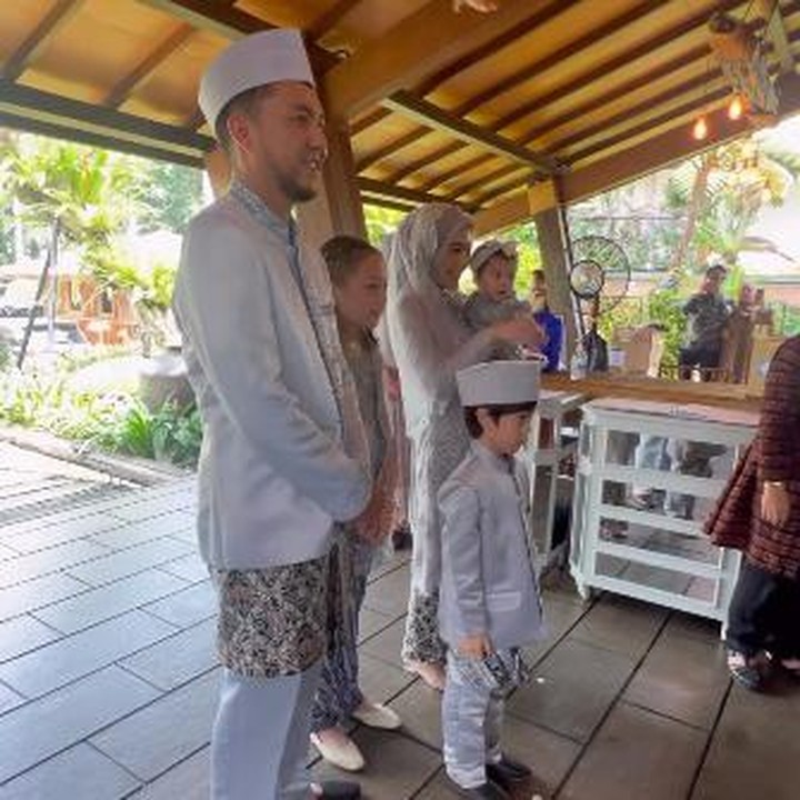 <p>"Langka banget artis yang pakai adat Sunda gini apalagi sisingaan. Love dari orang Sunda," ungkap seorang netizen. "Abi memang kalau bikin acara selalu juara," kata yang lainnya. (Foto: Instagram: @omeshomesh)</p>