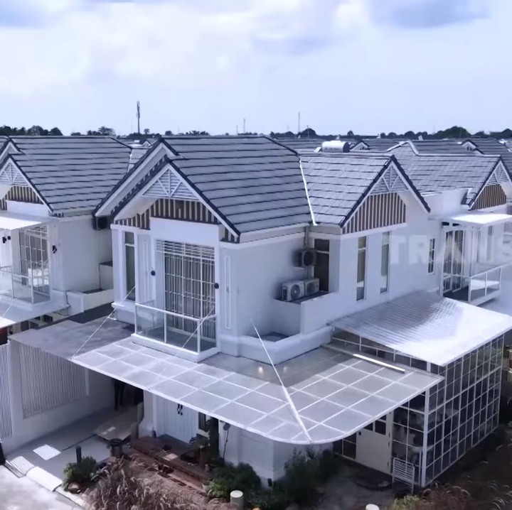 <p>Dilihat dari luar, rumah Wulan Wu didominasi dengan warna putih dan abu-abu. Tak hanya itu, ia juga menggunakan banyak kaca agar cahaya yang masuk ke rumah lebih banyak. (Foto: YouTube TRANS7 OFFICIAL)</p>