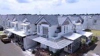 <p>Dilihat dari luar, rumah Wulan Wu didominasi dengan warna putih dan abu-abu. Tak hanya itu, ia juga menggunakan banyak kaca agar cahaya yang masuk ke rumah lebih banyak. (Foto: YouTube TRANS7 OFFICIAL)</p>