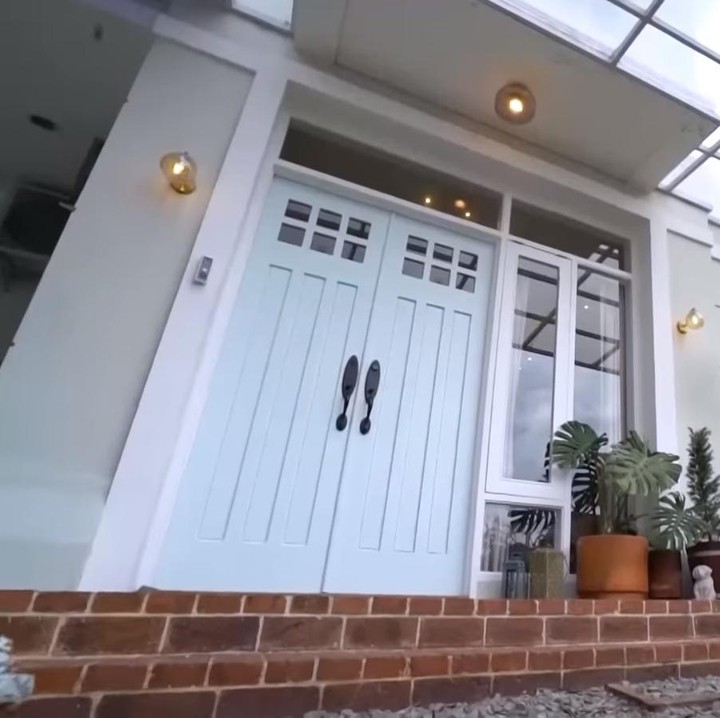 <p>Pintu utama dicat dengan warna hijau tosca yang lebih soft. Tak perlu repot, pintu ini sudah menggunakan smart lock yang bisa mengunci sendiri. Keren banget, ya! (Foto: YouTube TRANS7 OFFICIAL)</p>