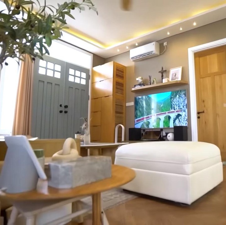 <p>Dari hasil membuat video TikTok selama tiga tahun, Wulan dan suami bisa membangun rumah besar yang milenial. Tak hanya itu, sebagian besar fitur di rumahnya juga otomatis dan bisa dikendalikan melalui ponsel. (Foto: YouTube TRANS7 OFFICIAL)</p>