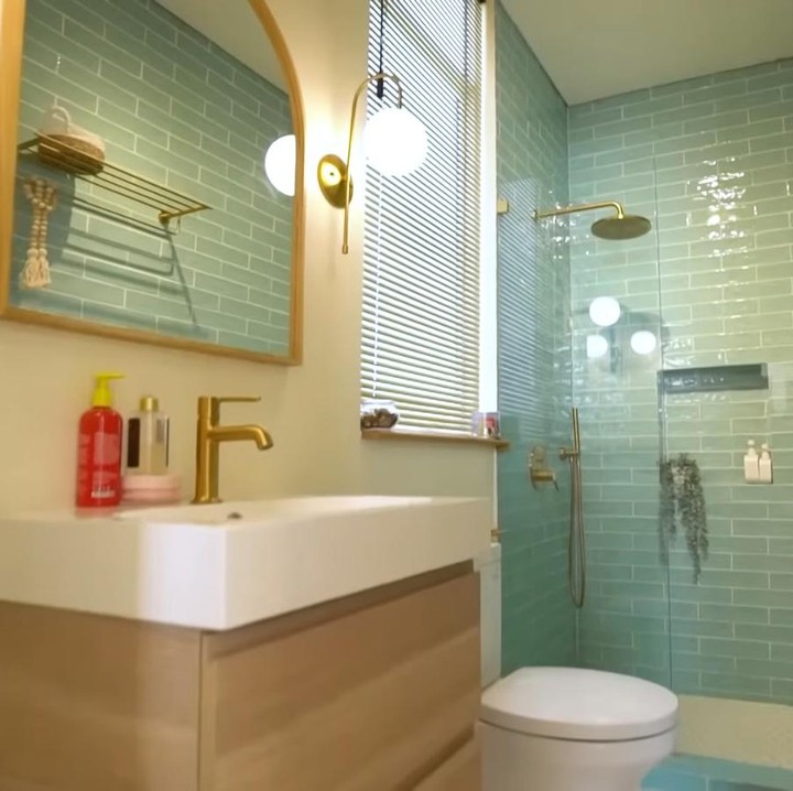 <p>Kamar mandi Wulan sendiri sangat Instagramable nih, Bunda. Dindingnya yang berwarna hijau terlihat sangat pas dipadukan dengan ornamen lain yang berwarna gold. (Foto: YouTube TRANS7 OFFICIAL)</p>