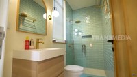 <p>Kamar mandi Wulan sendiri sangat Instagramable nih, Bunda. Dindingnya yang berwarna hijau terlihat sangat pas dipadukan dengan ornamen lain yang berwarna gold. (Foto: YouTube TRANS7 OFFICIAL)</p>
