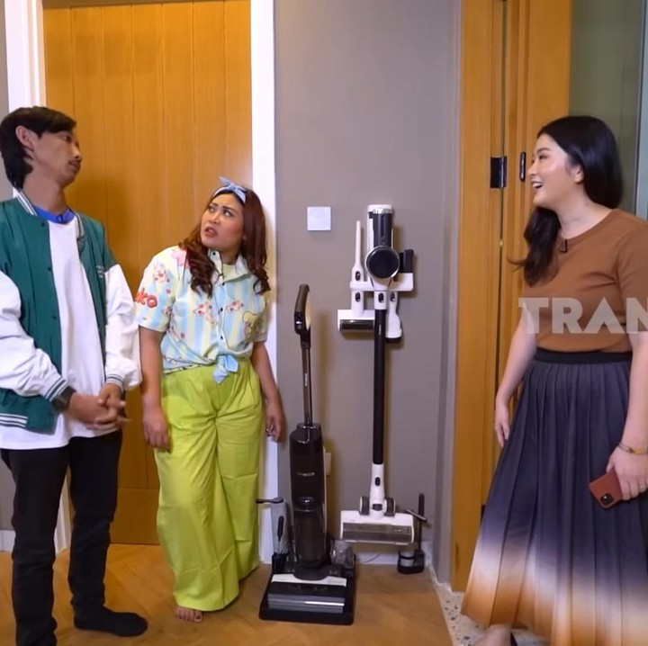 <p>Usut punya usut, Wulan disebut memiliki banyak sekali vaccum cleaner di rumahnya, Bunda. Dari satu merek saja, ia memperkirakan ada sekitar 20 produk vaccum. (Foto: YouTube TRANS7 OFFICIAL)</p>