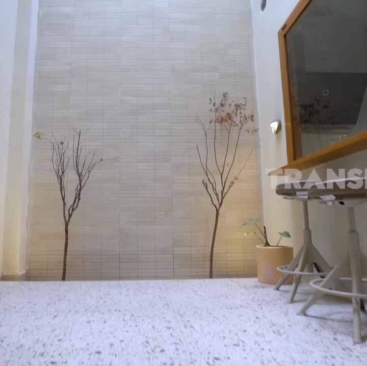 <p>Pada bagian belakang, Wulan dan suami membuat sebuah ruangan yang cukup besar dengan atap yang tinggi. Ia hanya menyisakan sedikit lahan sebagai taman kecil. (Foto: YouTube TRANS7 OFFICIAL)</p>