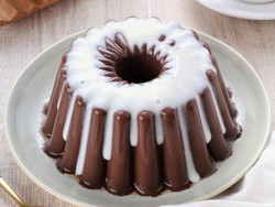Resep Puding Cokelat Saus Vanili yang Legit Manisnya Klasik