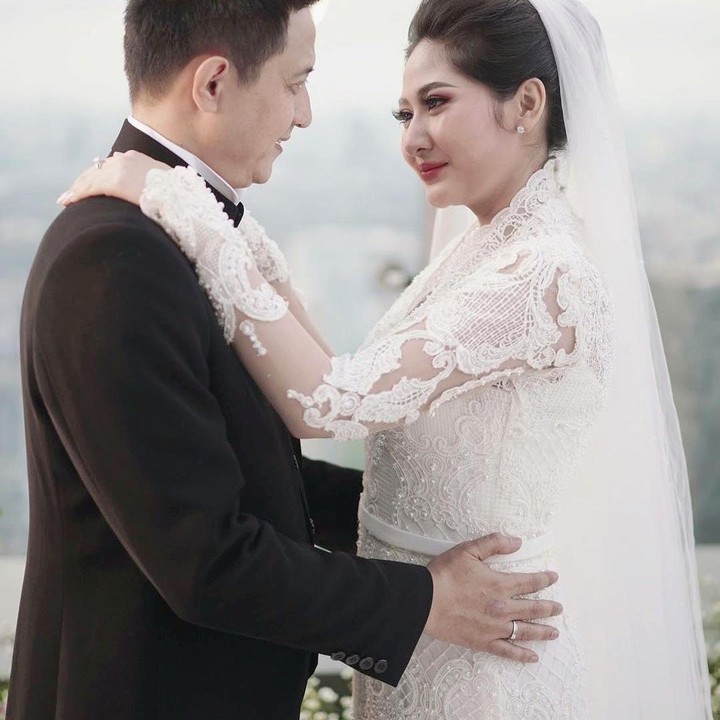 <p>Mantan atlet bulutangkis Ricky Soebagdja resmi menikah dengan Cica Andjani pada Februari 2021. Pasangan ini kerap membagikan momen kebersamaan di media sosial. (Foto: Instagram @rickysoebagdja/ @cicaandjani)</p>