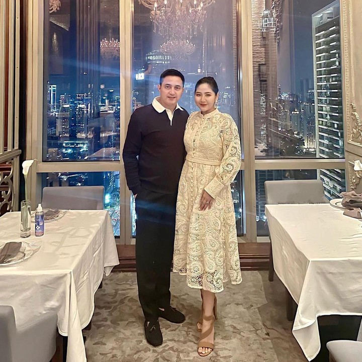 <p>Ricky juga selalu meluangkan waktu khusus di hari ulang tahun istrinya. Pada perayaan ulang tahun Cica tahun lalu, Ricky mengajak istrinya untuk dinner romantis. (Foto: Instagram @rickysoebagdja/ @cicaandjani)</p>