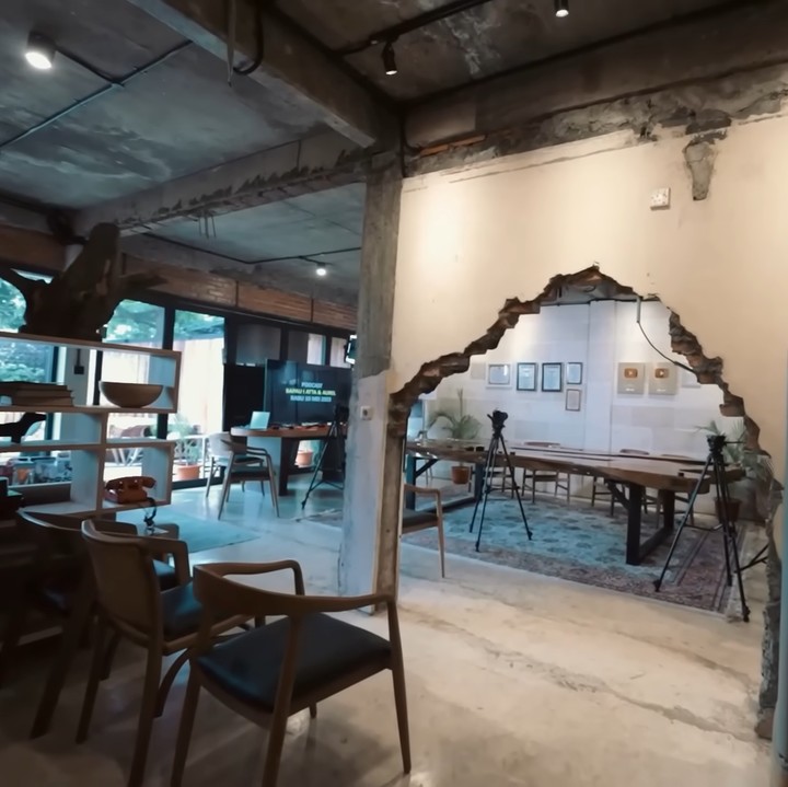 <p>Baim bercerita, beberapa bagian di rumah tersebut memang sudah tidak digunakan selama belasan tahun. Hal itu memberi kesan industrial yang alami, Bunda. "Jadi ini sebenarnya 10-15 tahun tidak terpakai, ini dia (desain) industrialnya asli," kata Baim. (Foto: YouTube AH)</p>