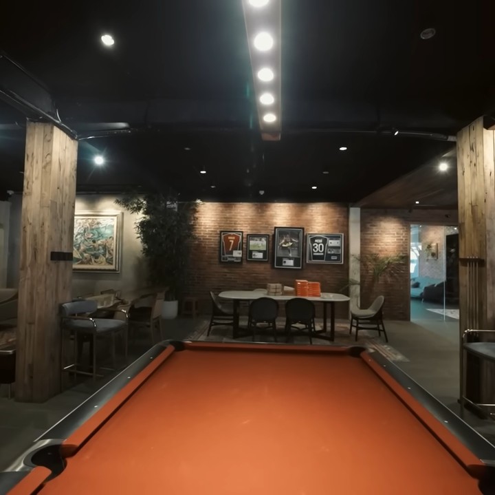 <p>Rumah Baim Wong juga diisi dengan furnitur dan perabotan mewah, Bunda. "Industrial kalau tidak dibantu sama furnitur, dia akan biasa. Dia harus didorong dengan furnitur yang mahal. Ini sebenarnya mahal tapi diskon, sofa, ini dan semuanya itu mahal," ucap Baim. (Foto: YouTube AH)</p>