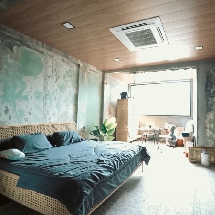 <p>Nuansa industrial juga terasa di kamar anak Baim Wong dan Paula. Bagian temboknya dibiarkan memiliki kesan <em>unfinished.</em> (Foto: YouTube AH)</p>