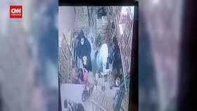 VIDEO: Pasutri WNA Curi Uang Pedagang Telur, Uang Tunai 3 Juta Kandas