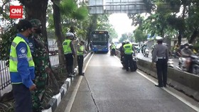 VIDEO: Polisi Lakukan Tilang Manual Saat Razia di Jalur Transjakarta