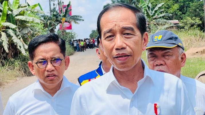 Presiden RI Jokowi didampingi menteri PUPR Basuki Hadimuljono Tinjau Kondisi Jalan di Provinsi Jambi. (Laily Rachev - Biro Pers Sekretariat Presiden)