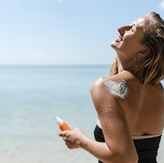 Hal yang Perlu Kamu Tahu Tentang Sunscreen Spray dan Cara Memakainya dengan Benar