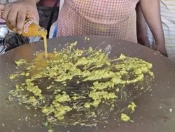 Jajanan Unik di India Ini Campurkan Omelet dengan Obat Penyegar Mulut