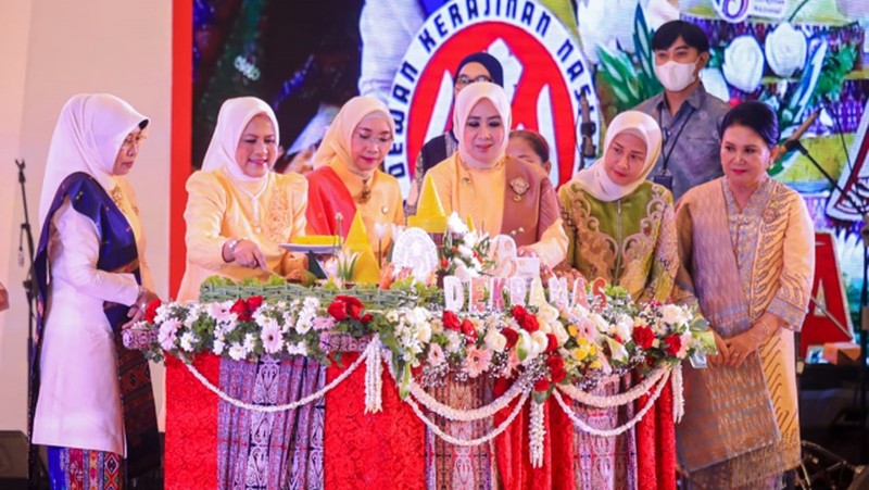 Ibu Negara Iriana Joko Widodo menghadiri acara peringatan HUT ke-43 Dewan Kerajinan Nasional (Dekranas) di Hotel Santika Medan, Selasa (16/5).