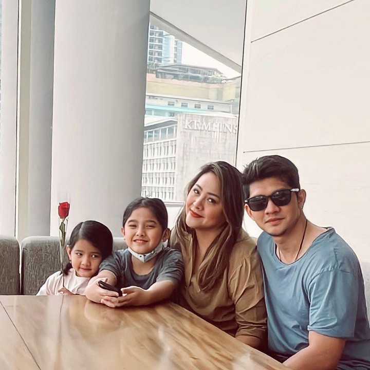 <p>Iko dan Audy dikaruniai dua anak perempuan cantik bernama Atreya Syahla Putri Uwais dan Aneska Layla Putri Uwais. (Foto: Instagram @iko.uwais @audyitem)</p>