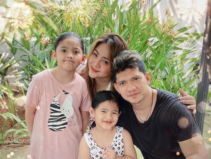 7 Potret Iko Uwais dan Audy Item Kompak Asuh Dua Anak Meski Sering LDR