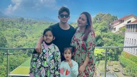 <p>Audy Item dan Iko Uwais merupakan pasangan artis yang selalu terlihat harmonis. Keduanya telah menikah selama 10 tahun dan sudah dikaruniai dua anak. (Foto: Instagram @iko.uwais @audyitem)</p>