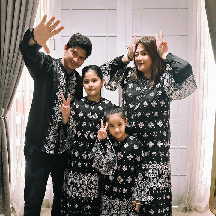 <p>Kekompakan keluarga Iko dan Audy tak pernah gagal menuai pujian dari warganet. Banyak dari mereka yang ikut bahagia melihat keluarga pasangan artis ini, Bunda. "Slalu happy liat keluarga ini," kata akun @ofixoke***. (Foto: Instagram @iko.uwais @audyitem)</p>