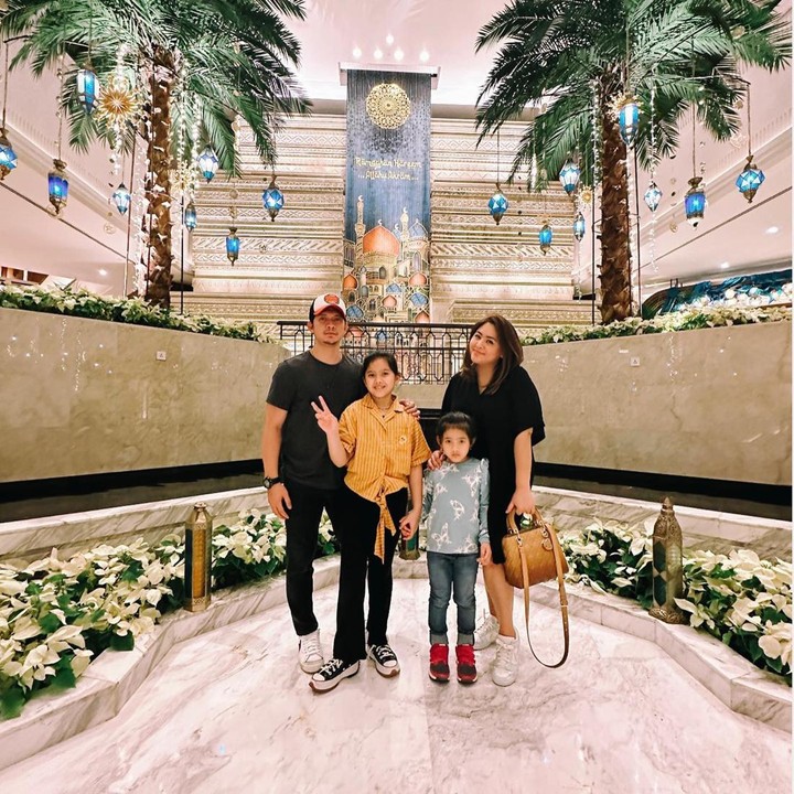 <p>Melalui unggahan fotonya, Audy Item juga mengungkapkan rasa rindu anak-anak terhadap sang ayah. <em>"Miss u papa,"</em> tulis Audy. (Foto: Instagram @iko.uwais @audyitem)</p>