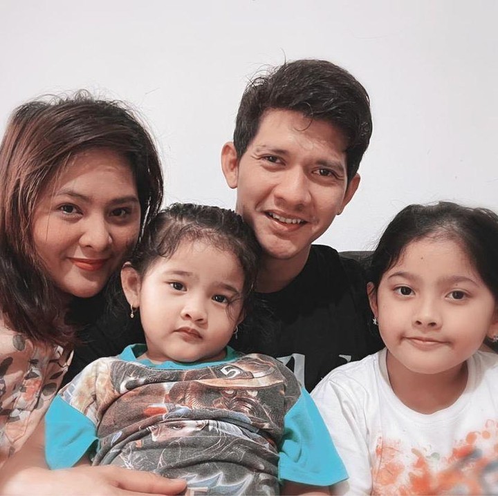 <p>Dikaruniai dua anak cantik, Iko Uwais dan Audy Item kompak mengurus putri mereka. Keduanya berbagi tugas mengasuh anak meski disibukkan dengan berbagai aktivitas di dunia hiburan. (Foto: Instagram @iko.uwais @audyitem)</p>