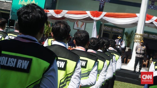 Polsek Tambora adalah wilayah hukum yang menjadi pilot project polisi RW di Polda Metro Jaya yang kemudian menjadi percontohan nasional.