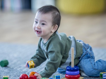 Bayi 7 Bulan Diajarkan Apa Saja? Lakukan 10 Hal Ini Demi Tumbuh Kembangnya