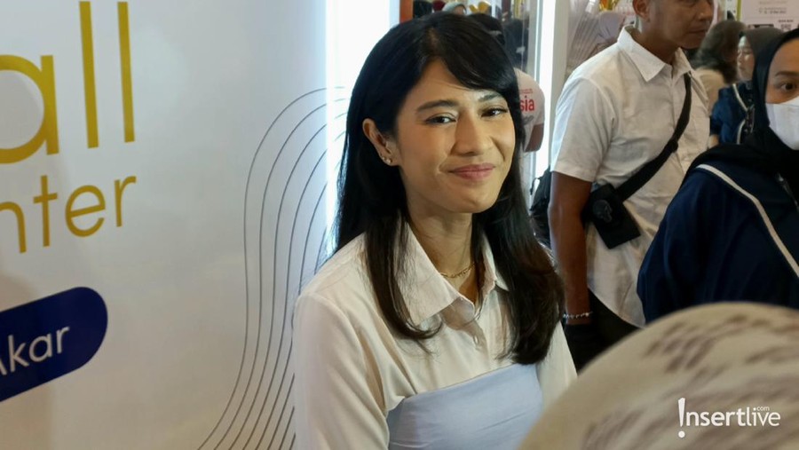 Dian Sastro dalam acara Dove Hairfall Expert Center