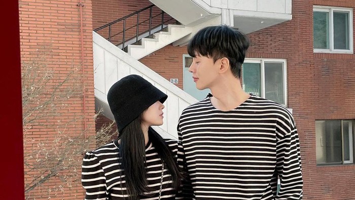 Inspirasi Gaya Couple dengan Pasangan Saat Berlibur, Aesthetic dan Cute Abis!