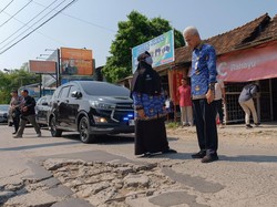 Ganjar Sidak Jalur Alternatif Demak-Semarang, Minta Lubang Ditambal