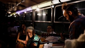 FOTO: Bus di Sao Paulo Disulap Jadi Mini Konser Berjalan