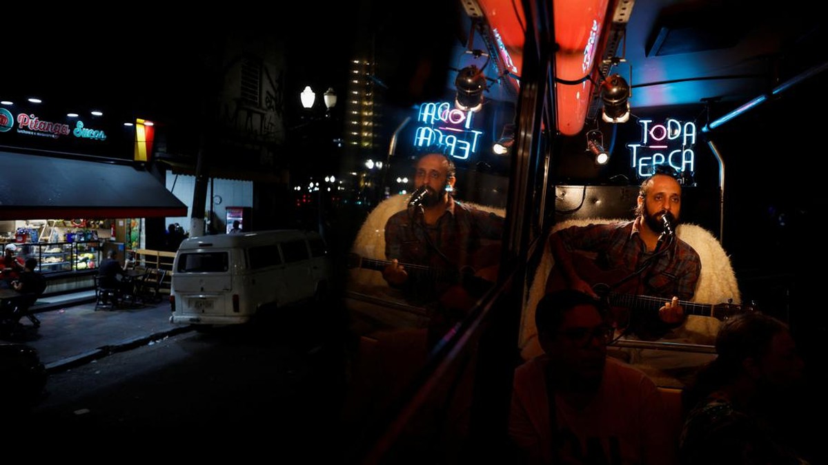 FOTO: Bus di Sao Paulo Disulap Jadi Mini Konser Berjalan