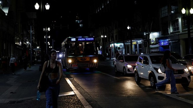 FOTO: Bus di Sao Paulo Disulap Jadi Mini Konser Berjalan
