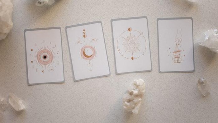 img-title 6 Zodiak yang Dikenal Memiliki Kecerdasan Emosi Tinggi, Cek Ada Kamu?
