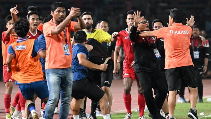 Players and officials react as a fight breaks out on the sidelines of the men's football final match between Thailand and Indonesia during the 32nd Southeast Asian Games (SEA Games) in Phnom Penh on May 16, 2023. (Photo by Mohd RASFAN / AFP) (Photo by MOHD RASFAN/AFP via Getty Images)