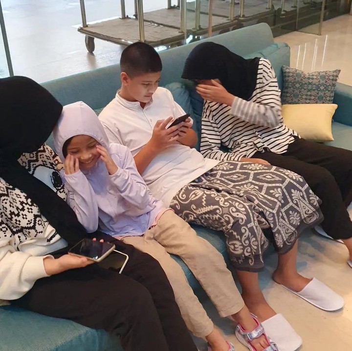 <p>Jihan dan Primus termasuk pasangan yang jarang mengekspos keluarga mereka ke publik. Hanya sesekali Jihan membagikan momen kebersamaan dengan keempat anaknya di media sosial. (Foto: Instagram @jihanfahirareal)</p>