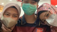 <p>Dari keempat anaknya, dua anak Jihan yakni Lana dan Sami, sudah tumbuh menjadi anak remaja. Jihan pernah mengunggah momen <em>quality time</em> bareng dua anaknya ini lho. Ketiganya terlihat tengah menghabiskan waktu di mall. (Foto: Instagram @jihanfahirareal)</p>