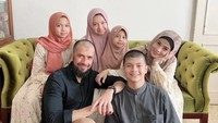 <p>Belum lama ini, Jihan membagikan potret terbaru keluarganya yang besar di momen Lebaran. Anak perempuan Jihan kompak mengenakan hijab seperti sang Bunda. Sementara putra satu-satunya, Sami, mengenakan kemeja seperti ayahnya. (Foto: Instagram @jihanfahirareal)</p>