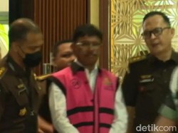 Penampakan Menkominfo Johnny Plate Pakai Rompi Pink Tahanan Kejagung