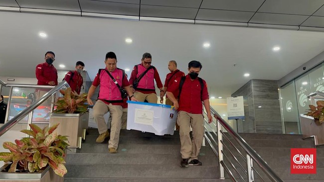 Penyidik Kejagung membawa dua boks berisi dokumen dari penggeledahan di kantor Kominfo, Jakarta.