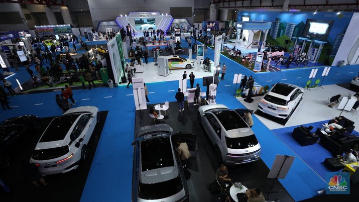 Pengunjung memadati Ji Expo Kemayoran dalam pembukaan pameran kendaraan listrik Periklindo Electric Vehicle Show (PEVS) pada (17/5/2023). (CNBC Indonesia/Tri Susilo)
