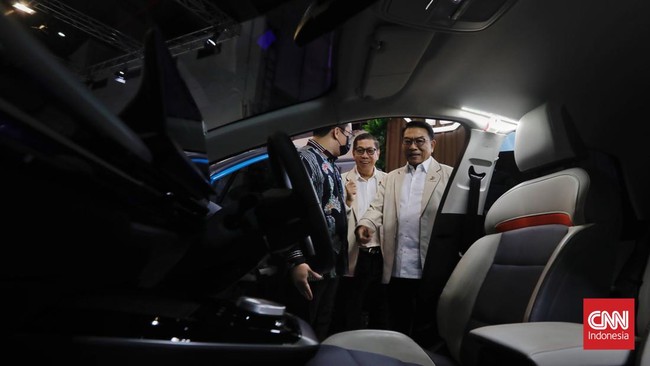 Kelompok netizen yang menolak subsidi mobil listrik menilai ada kepentingan pejabat negara pada kebijakan itu.