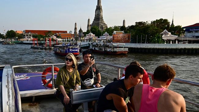 Turis asing yang memiliki tiket penerbangan internasional akan dapat mengklaim satu tiket penerbangan domestik Thailand pulang-pergi gratis dengan bagasi 20 kg.