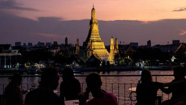 Ekonom menyebut ekonomi Thailand relatif tahan goncangan meski saat krisis politik karena didukung sektor pertanian, pariwisata dan manufaktur yang kuat.