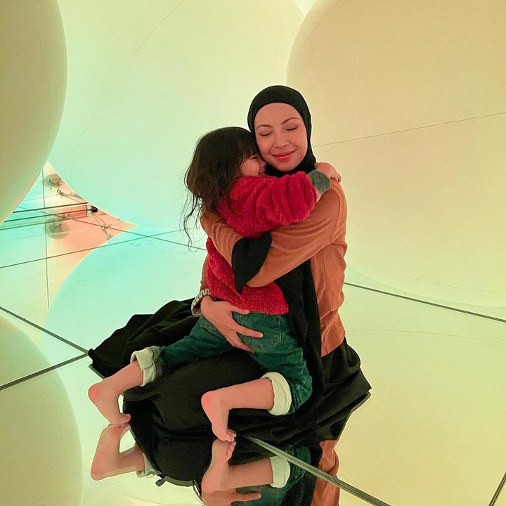 <p>Shelma Aisyah Sawkani merupakan nama anak kembar perempuan Ratna Galih, Bunda. Nama balita yang lahir pada tahun 2019 ini memiliki arti aman dan terjamin. Sementara Aisyah adalah nama istri Nabi Muhammad SAW. (Foto: Instagram: @ratnagalih)</p>
