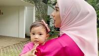 <p>Amala Puti Sabai Akbar merupakan nama anak kedua pasangan Irish Bella dan Ammar Zoni. Nama ini memiliki arti perempuan yang salihah dan bisa menjadi kebanggaan. (Foto: Instagram: @amalaputisabai)</p>